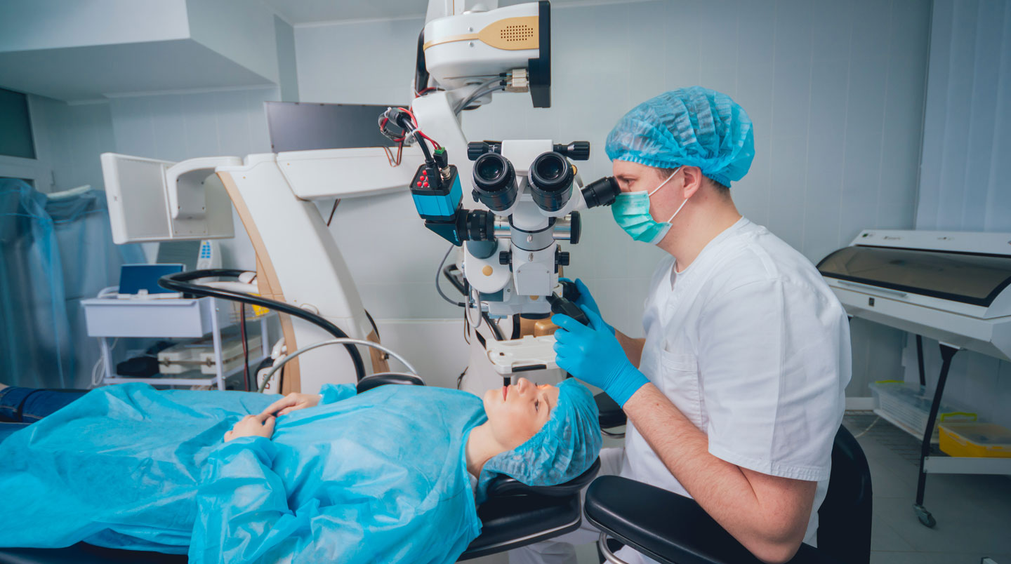 Salle d'opération de chirurgie réfractive au laser avec équipement ophtalmologique moderne et chirurgien en tenue stérile